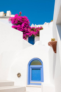 传统的希腊白色建筑, 蓝色门窗。圣托里尼岛, 希腊