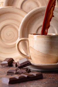 一杯热巧克力和苦涩的巧克力片。复制文本的空间