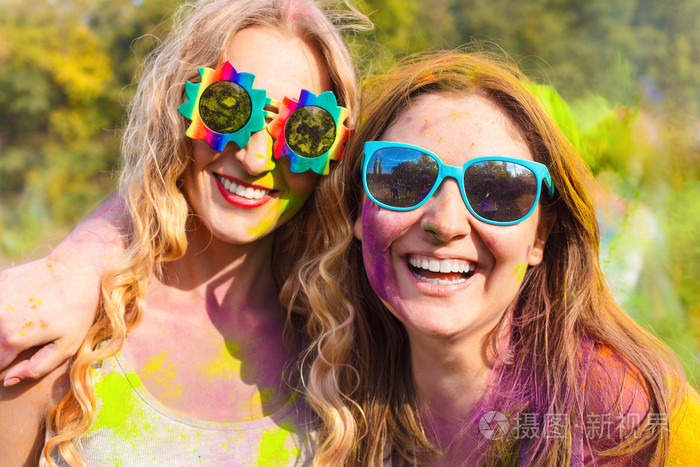 洒红节颜色节日快乐年轻女孩