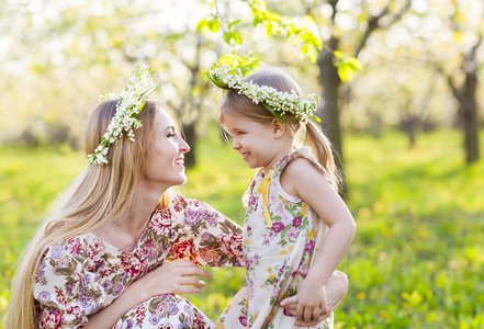 快乐妈妈和她的小女儿在春季的一天