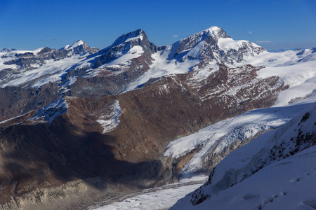 瑞士阿尔卑斯山，广州的瓦莱州的冬季全景图