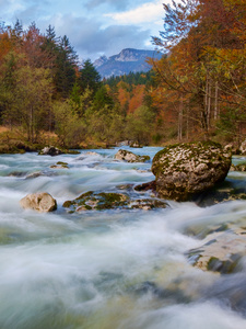 在山中，Mostnica Korita，茱莉亚阿尔卑斯山的惊人河
