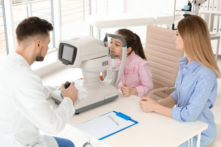 小女孩与母亲参观眼科医生在诊所