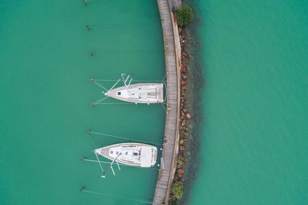 白色帆船在湖巴拉顿湖, 无人驾驶飞机顶部视图