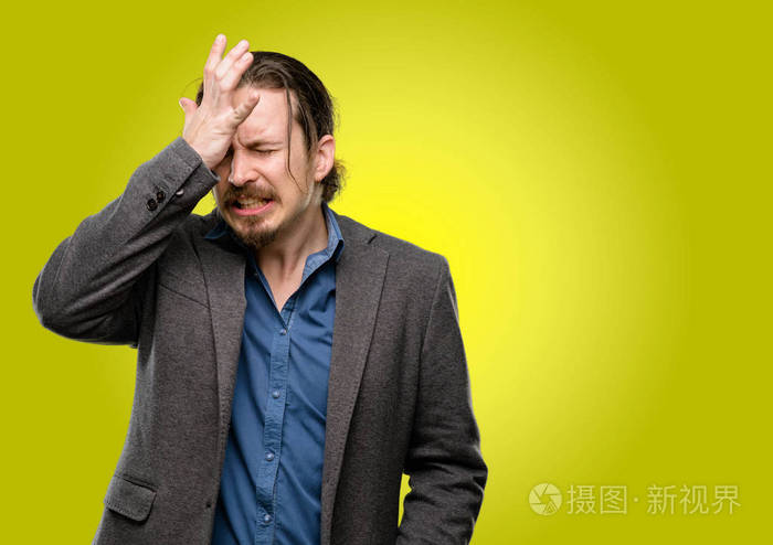 英俊的年轻人吓坏了紧张地表达焦虑和惊恐的姿态不知所措