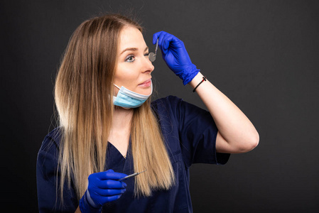 美丽的女牙医使用口罩和工具年轻工料测量员戴医用口罩,使用数码平板