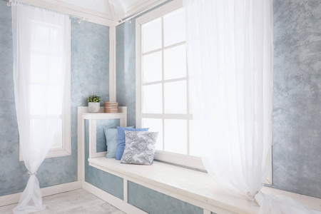 明亮的内部, 窗口与窗帘, 白色窗台, 房间照片
