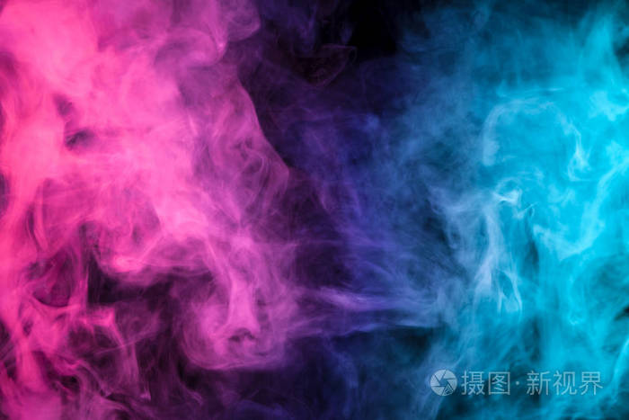 彩色粉红色和蓝色烟雾在黑色孤立的背景从vap的烟雾背景