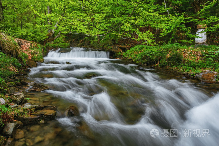 喀尔巴阡山脉.山区河流瀑布 shipot 附近