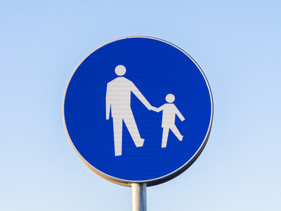 行人专用道标志空的人行横道行人穿过街道空中.