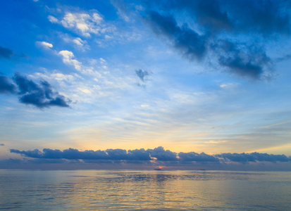日落时分的马尔代夫海滩