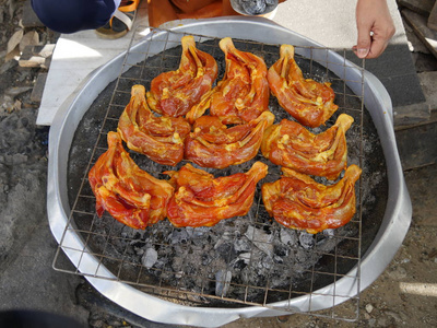 在曼谷的大街上卖的 Yangchargrilled marinated chicken