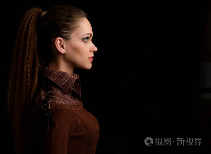 一个漂亮的女人的侧面肖像照片-正版商用图片0pnd0p-摄图新视界