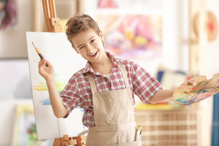 可爱的小艺术家绘画图片照片