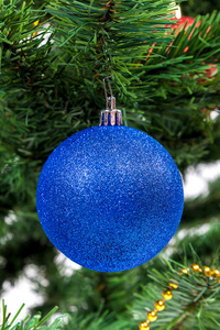 圣诞树装饰蓝色的球