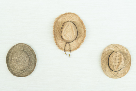 白墙上海滩的帽子照片