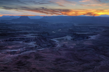 犹他州峡谷国家公园的太阳落山景观