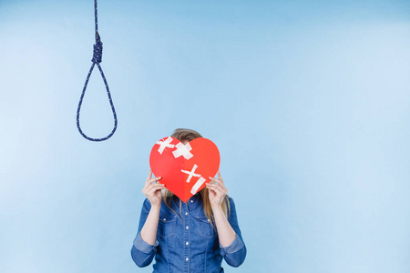 伤心沮丧的女人想到后就心碎了.关系破裂问题, 抑郁症概念照片