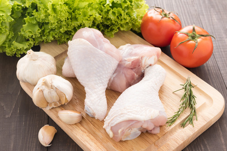 砧板和成分成分和原料鸡腿肉在砧板上木桌上照片