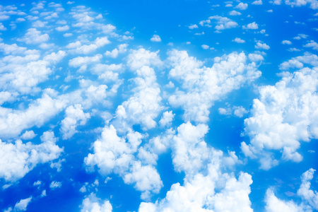 蓝蓝的天空和云的鸟瞰图