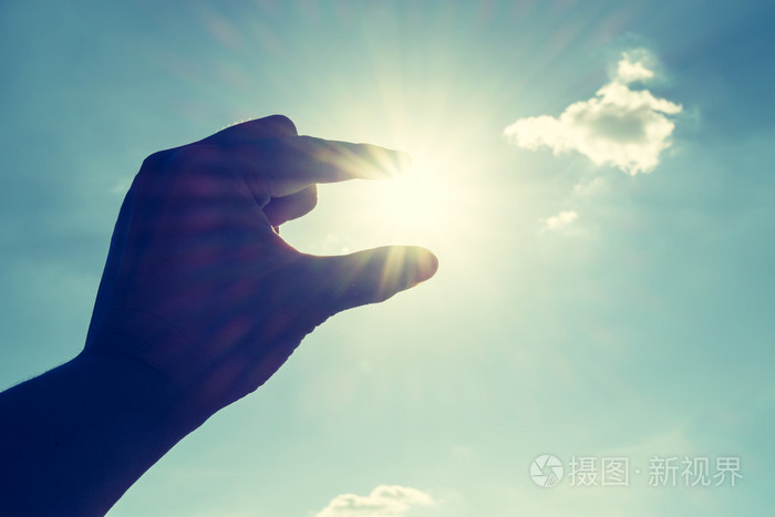 手拿太阳的剪影