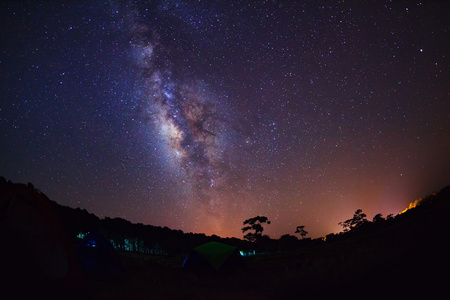 轮廓的树和美丽的银河，在夜晚的天空，长时间曝光 photograp