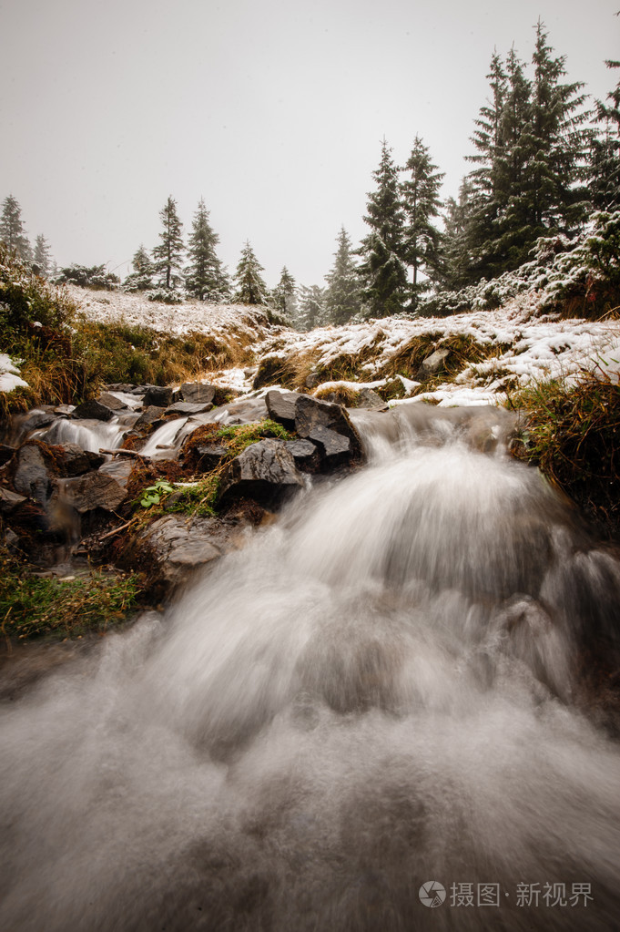在冬天的山雪河