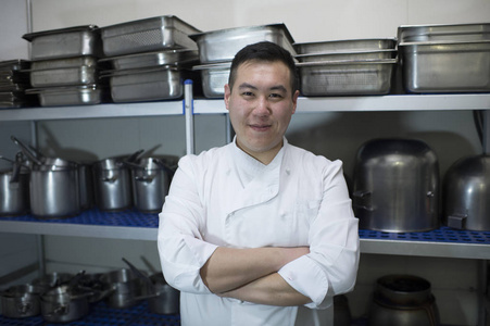 中国厨师在厨房里的肖像