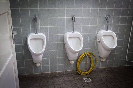 小便的男人图片