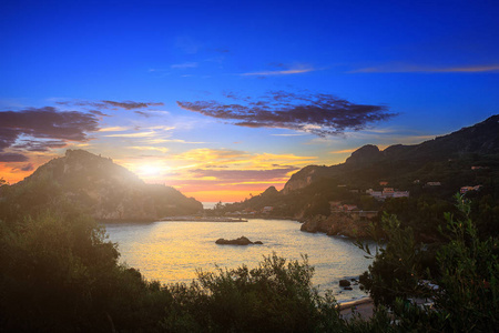 美丽的夏日全景海景。对海岸线的看法成