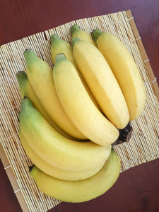 成熟的黄香蕉在柳条垫