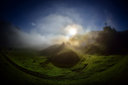 秋天的早晨雾山风景