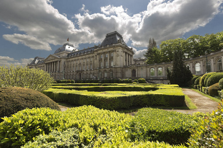 皇家宫殿的看法与它的庭院在比利时的首都。水平取日