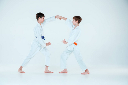两个男孩在武术学校的合气道训练中打架。健康生活方式与体育理念