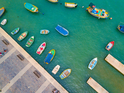 传统的眼睛五颜六色的小船 Luzzu 在地中海港口渔村里马尔萨什洛克，马耳他