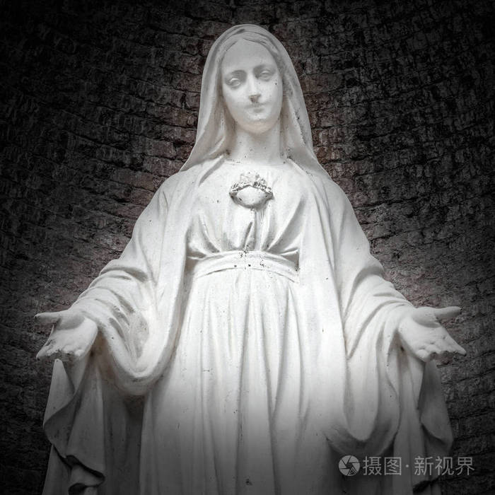 圣母玛利亚特写张开双臂的女士