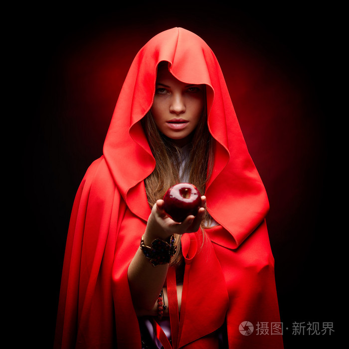 美丽的女人,与红色的斗篷