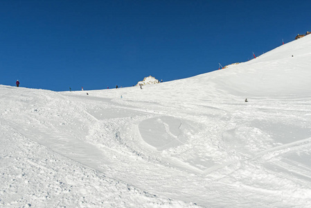 在高山滑雪场的滑雪道上滑雪者图片