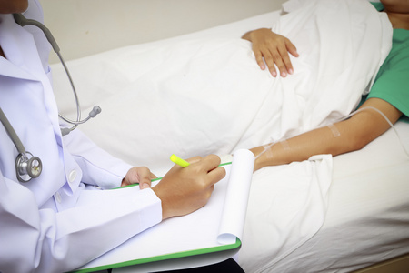 躺在病床上的病人照片