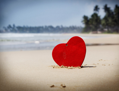 红色的心，在异国的沙滩情人节概念
