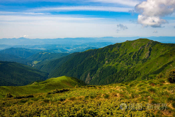高山上的美景山脊和蓝天背景下的绿色山谷