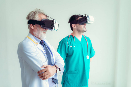 医生团队的肖像使用虚拟现实技术检测身体病人. 技术和职业概念