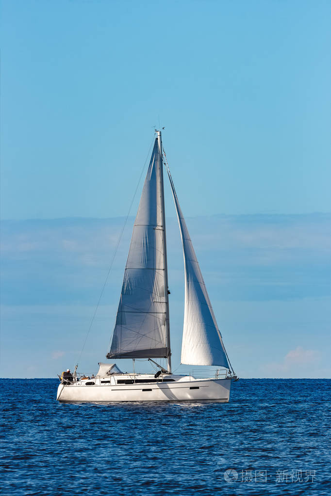 美丽的白色帆船在旅行由里加.暑期旅行