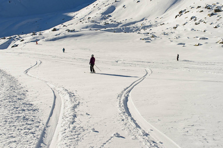 在高山滑雪场的滑雪道上滑雪者