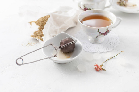 草本芳香药用茶。药用植物的汤。用过滤器酿造茶叶