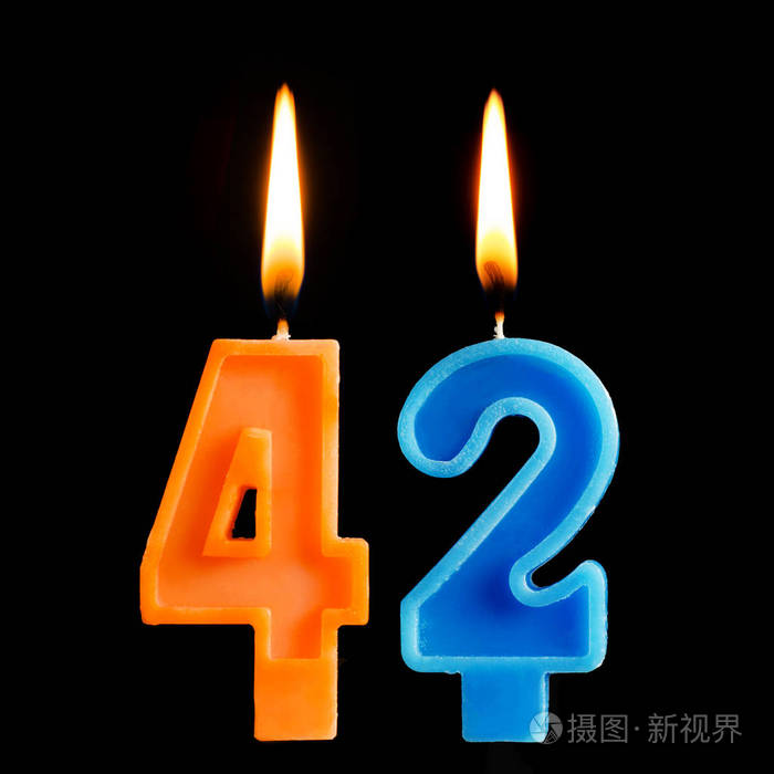燃烧生日蜡烛的形式42四十二为蛋糕隔离黑色背景