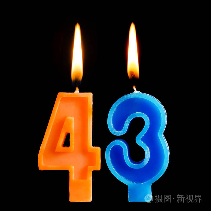 燃烧生日蜡烛的形式43四十三为蛋糕隔离黑色背景