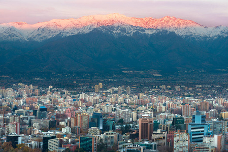 普罗维登西亚区全景图, 位于智利圣地亚哥, 后面是安第斯山脉山脉。