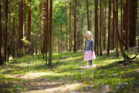 在森林里的小女孩