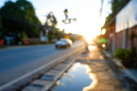 城市道路模糊的日落后, 雨后与汽车在路上。用于交通背景概念